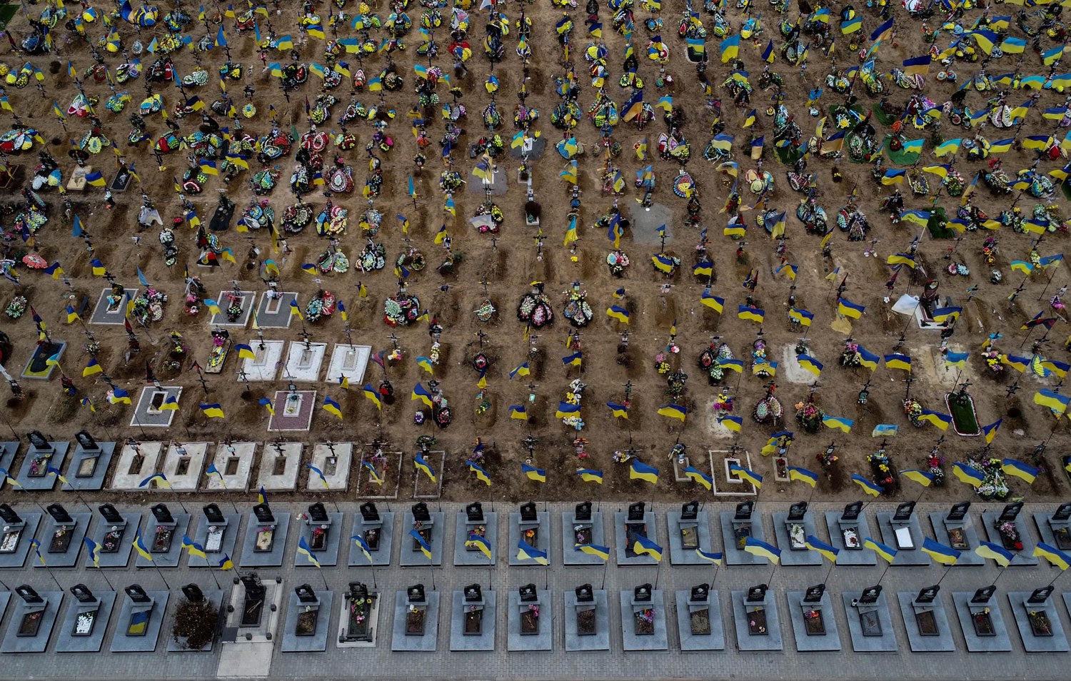 Uma parte de um vasto cemit&eacute;rio de v&iacute;timas ucranianas do conflito em Khakiv, a 31 de janeiro de 2023 Foto - Reuters