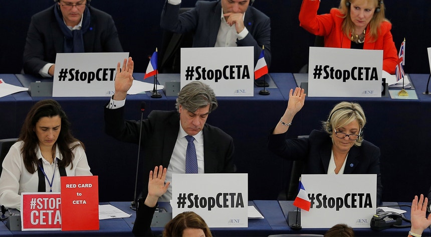 A líder da Frente Nacional e eurodeputada francesa, Marine Le Pen, liderou um voto contra o CETA na votação do Parlamento Europeu, dia 15 de fevereiro de 2017
