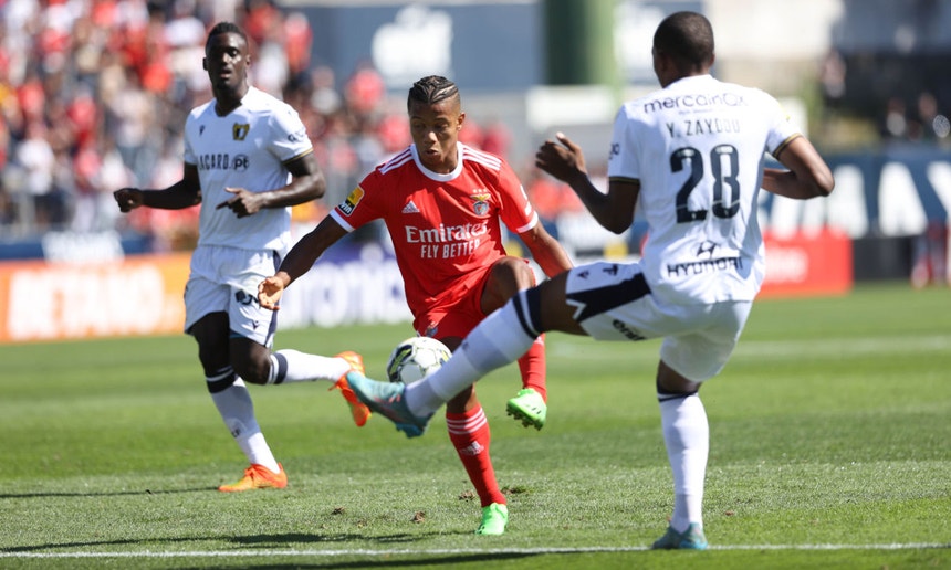 Neres, ao centro na foto, é um dos trunfos do Benfica para tentar segurar a liderança do campeonato
