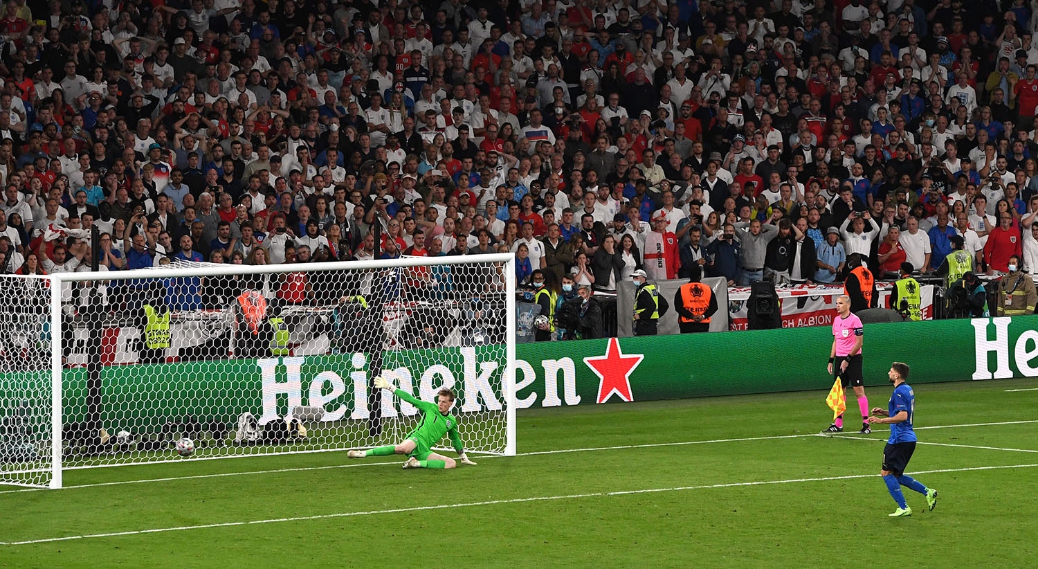  Domenico Berardi marca o primeiro golo em tempo de pen&aacute;ltis. It&aacute;lia 1(1), Inglaterra 1. | Foto: Facundo Arrizabalaga - Reuters 