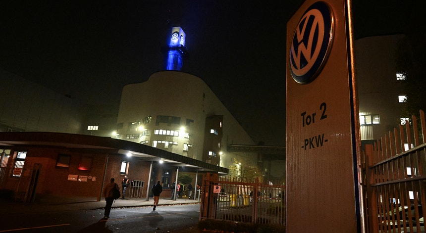 Trabalhadores fotografados à entrada para o turno da manhã na fábrica da Volkswagen em Osnabrück, na Alemanha
