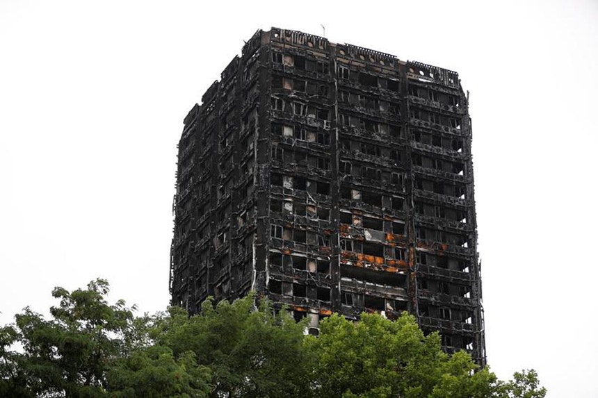 A 14 de junho de 2017, um incêndio declarado no quarto andar destruiu totalmente a torre londrina de apartamentos Grenfell, de 23 andares, matando 72 pessoas
