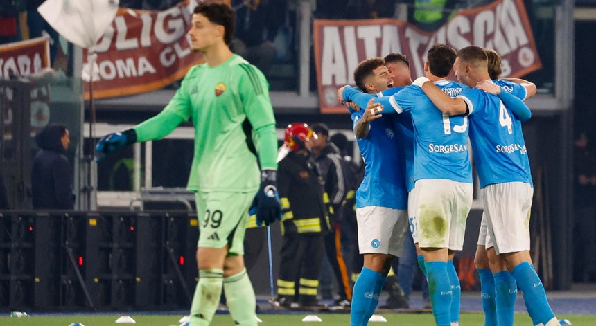 Imagem de Nápoles junta-se ao Milan no comando em Itália