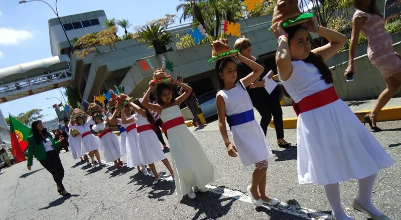 Os portugueses mantém viva a tradição da Festa das Fogaceiras na Venezuela
