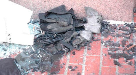 Os restos de uma das bombas que explodiram junto à meta da maratona de Boston Os restos de uma das bombas que explodiram junto à meta da maratona de Boston