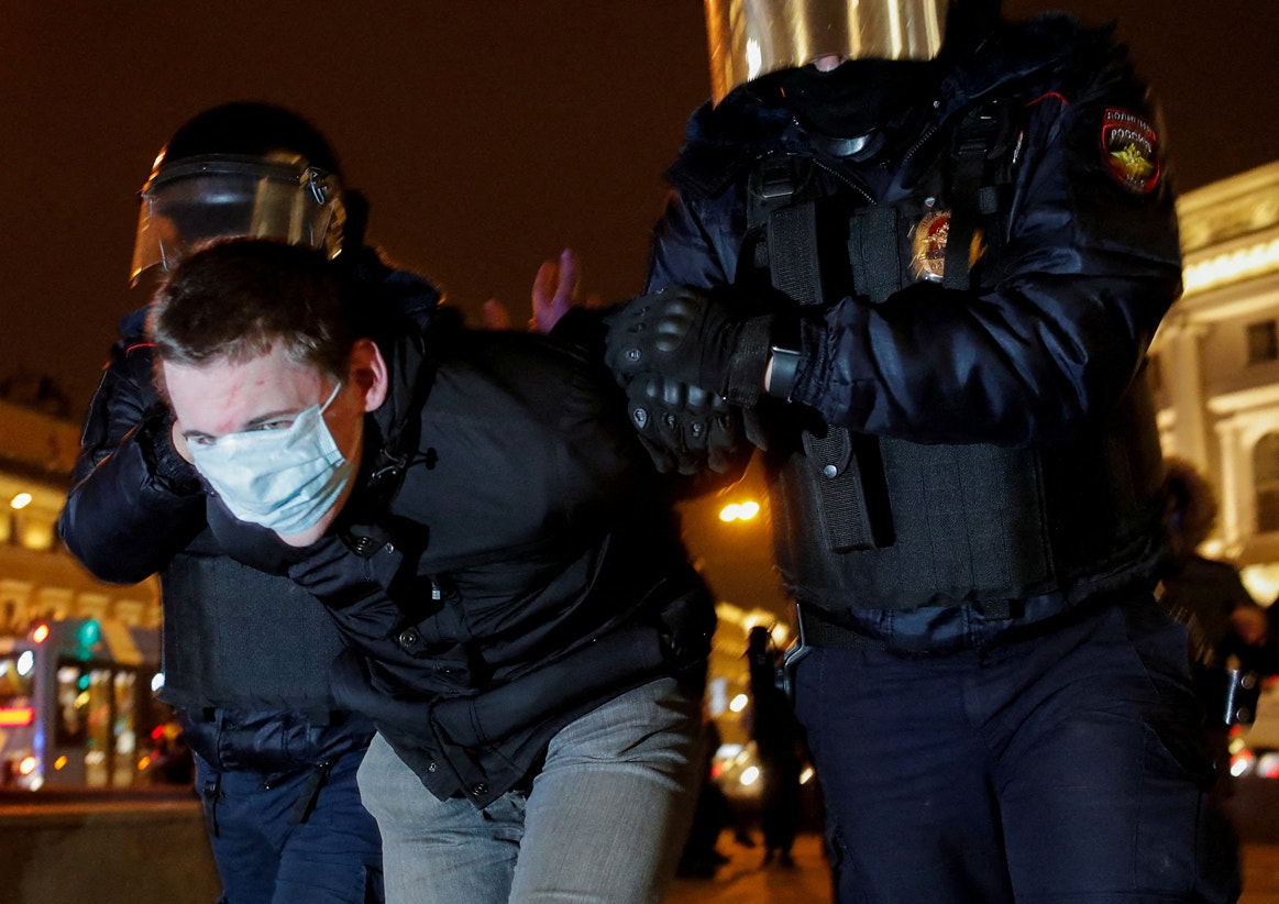  Protestos em S&atilde;o Petersburg contra a invas&atilde;o Russa na Ucr&acirc;niana. Repress&atilde;o policial russa det&eacute;m os manifestantes | Reuters 