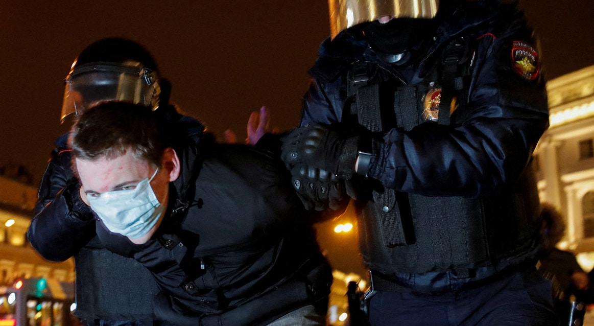  Protestos em S&atilde;o Petersburg contra a invas&atilde;o Russa na Ucr&acirc;niana. Repress&atilde;o policial russa det&eacute;m os manifestantes | Reuters 