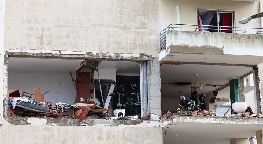 Cinco feridos. Explosão em prédio de Coimbra destrói habitações