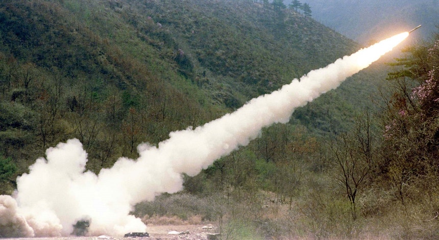 MLRS disparado em teste em Kangwon 
