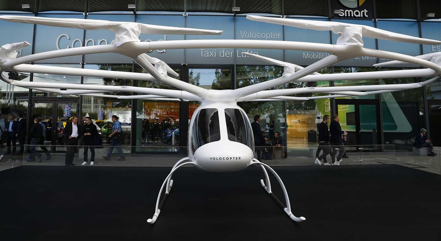 O design do veículo é composto por 18 hélices na parte superior, pelo que a imagem do protótipo se assemelha a um drone

