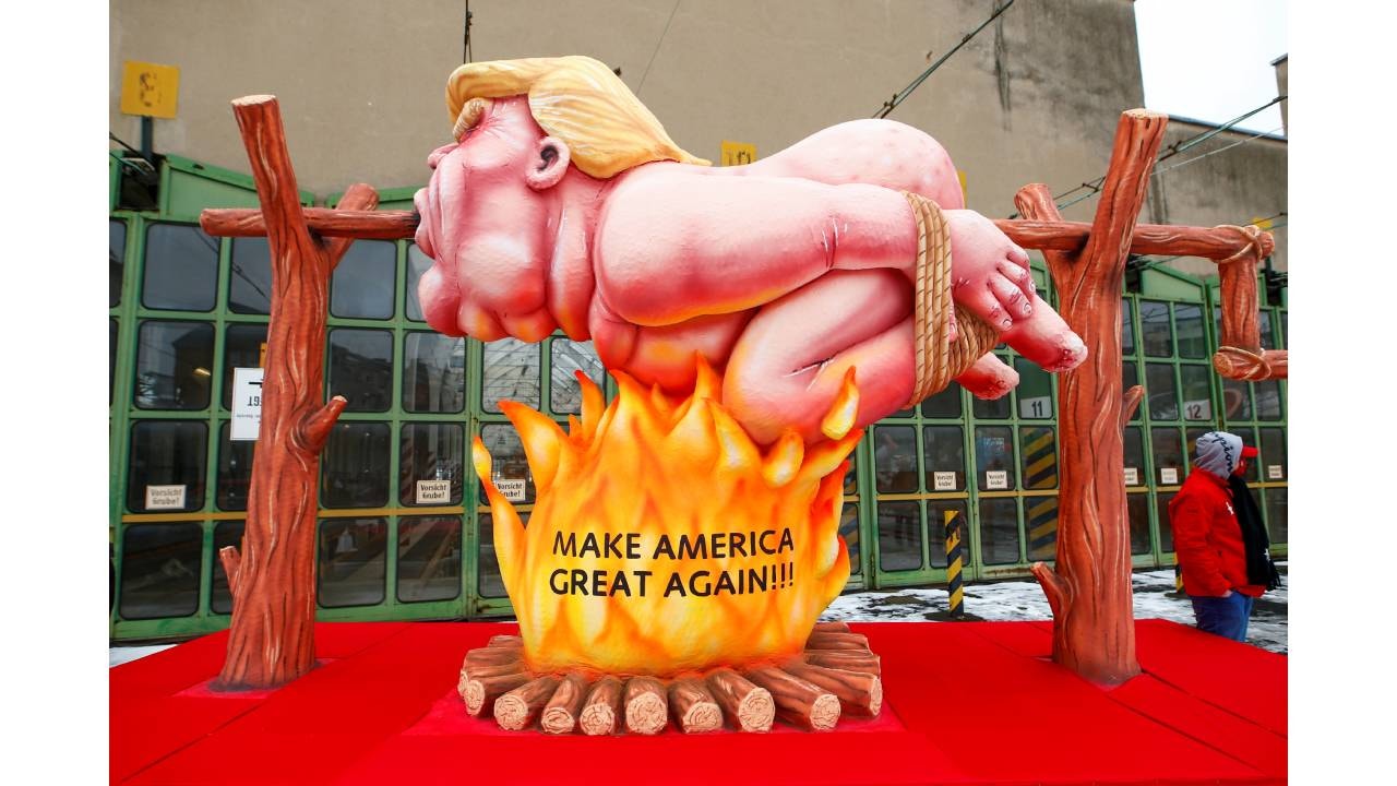 Alemanha. Tornar a America, grande, outra vez. Representa&ccedil;&atilde;o do ex Presidente Donal Trump | Thilo Schmuelgen - Reuters  