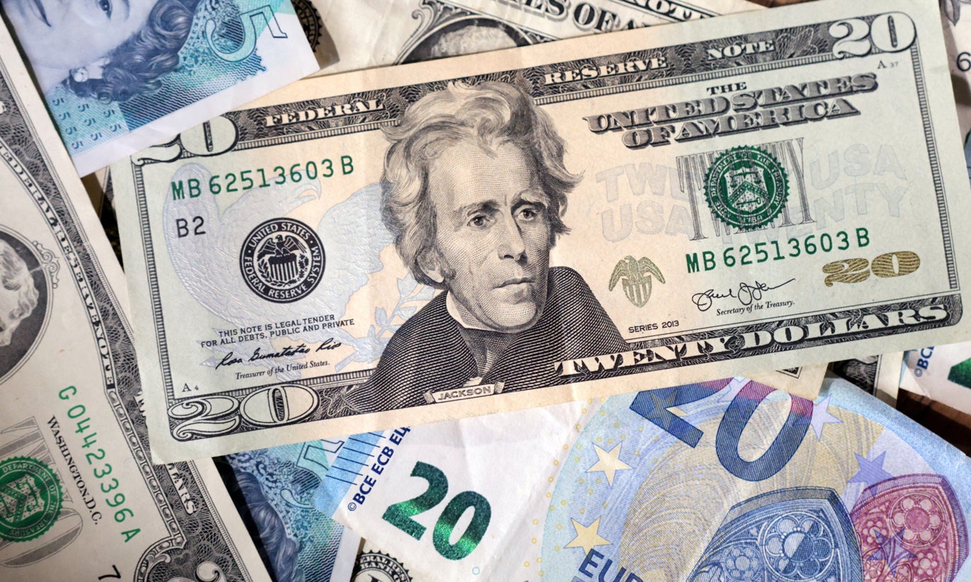 Euro volta a subir e aproxima-se do patamar dos 1,18 dólares