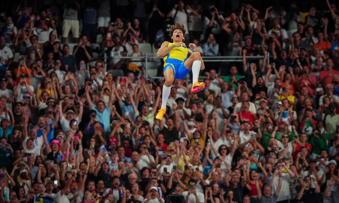  Atletismo. Final do salto a vara masculino no Stade de France. O medalha de ouro Armand Duplantis, da Su&eacute;cia | Aleksandra Szmigiel - Reuters 