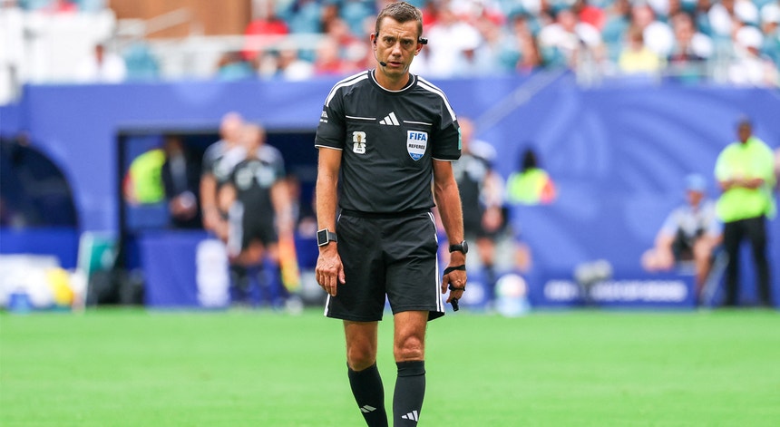 Imagem de Clément Turpin dirige Bétis-FC Porto