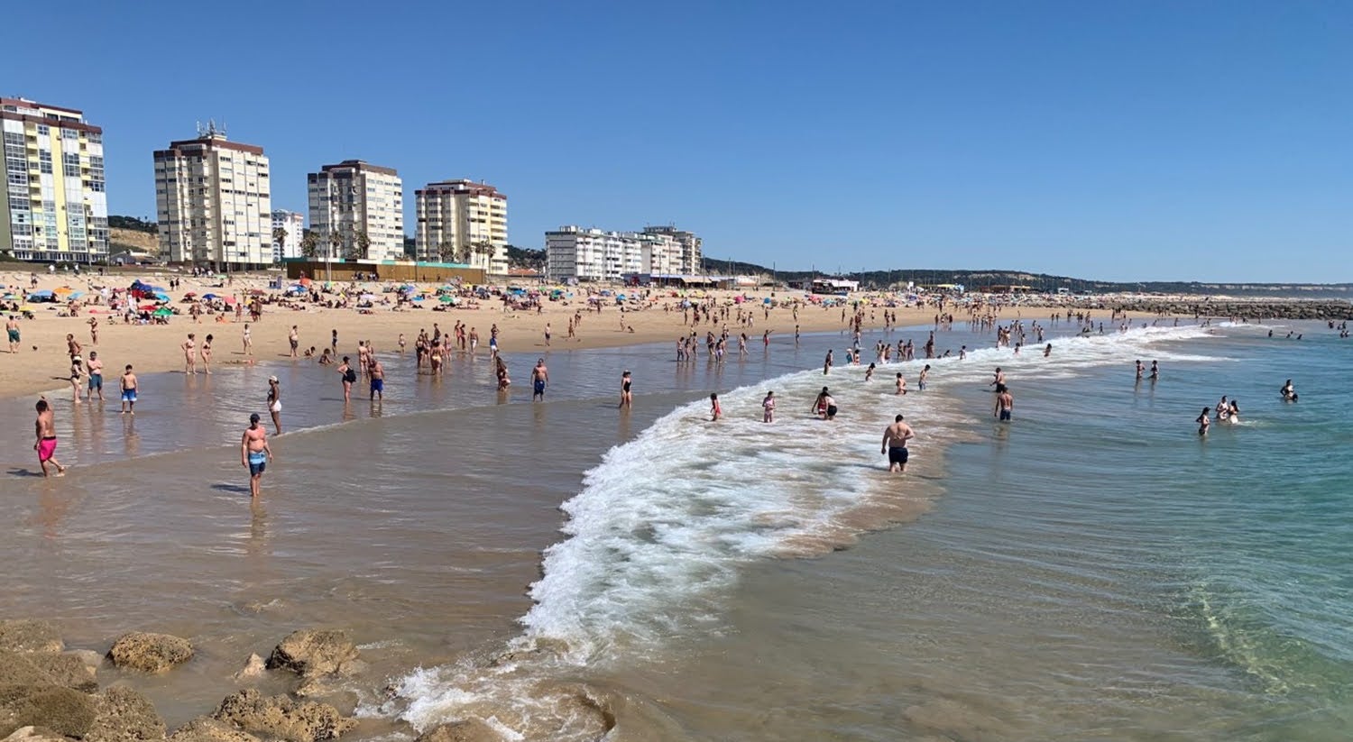 Autoridades retomam buscas por jovem desaparecido em praia da Costa da Caparica