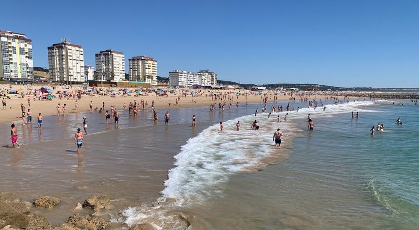 Autoridades retomam buscas por jovem desaparecido em praia da Costa da Caparica