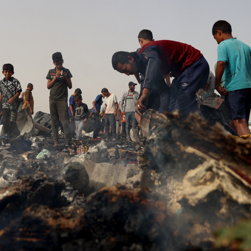 Palestinianos no campo de deslocados atacado por Israel.
