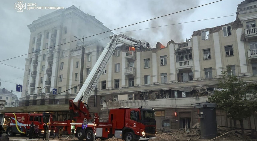 Ataque russo danificou vários andares de um edifício residencial em Dnipro
