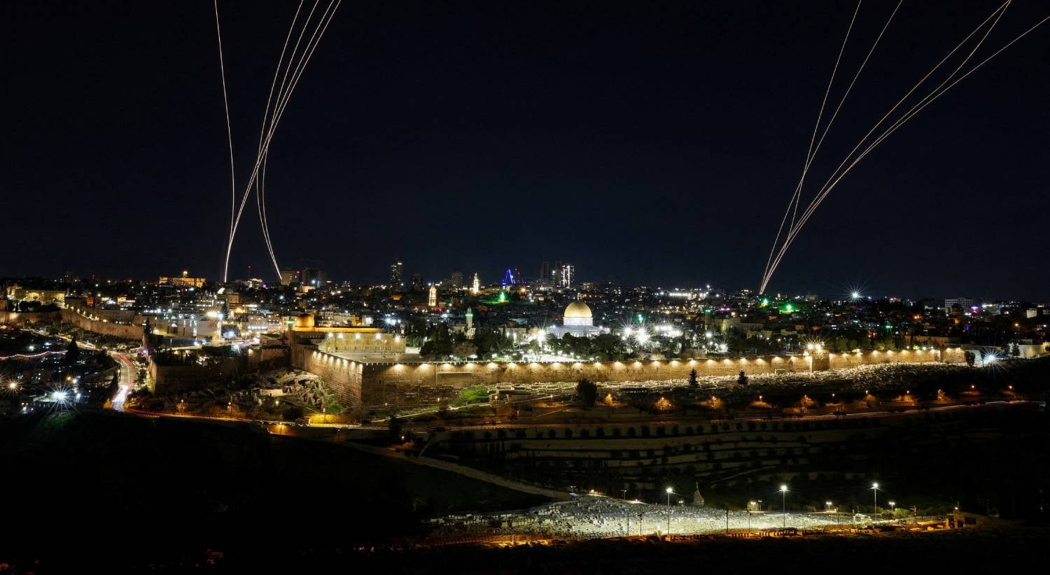 Israel pondera abrir espaço aéreo esta quarta-feira. Ataque com drone provocou incêndio perto do consulado dos EUA no Dubai