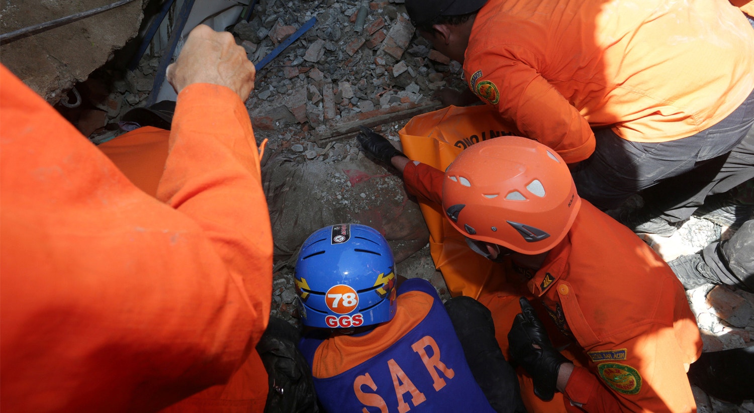  V&aacute;rios feridos recebem assist&ecirc;ncia m&eacute;dica no hospital de Sigli. Muitos tiveram de ser transferidos para outros hospitais de Aceh.  