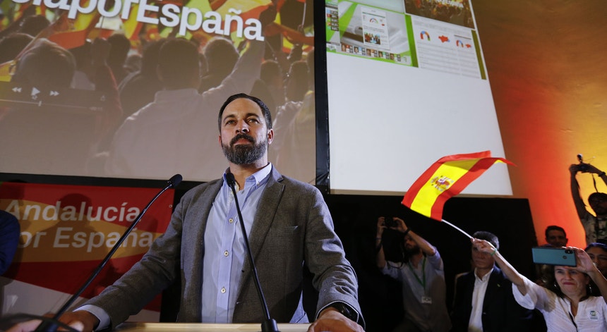 O dirigente do Vox Santiago Abascal durante o discurso da última noite em Sevilha
