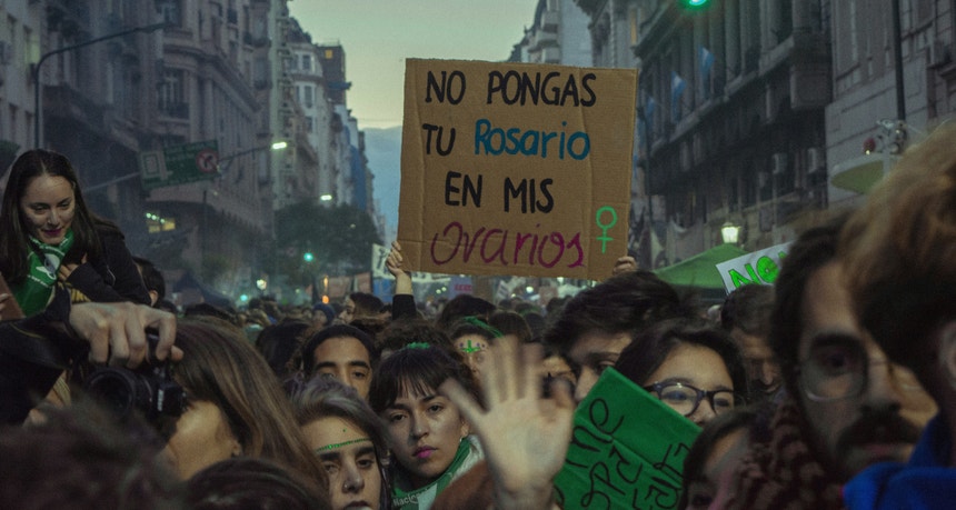"Não ponhas o teu rosário nos meus ovários", pode ler-se num cartaz que exige que a religião deixe de influenciar a moral do país. Buenos Aires, Argentina
