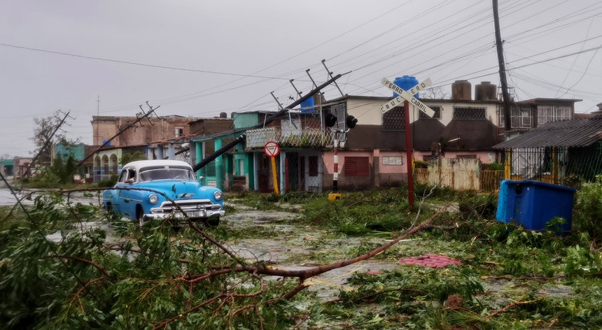 O furacão Ian deixou Cuba sem luz e mergulhada num cenário de destruição
