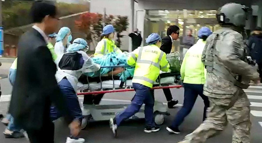 Momento em que o soldado norte-coreano é levado para o hospital
