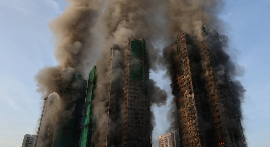 Imagem de Várias vítimas mortais. Incêndio devasta complexo residencial em Hong Kong