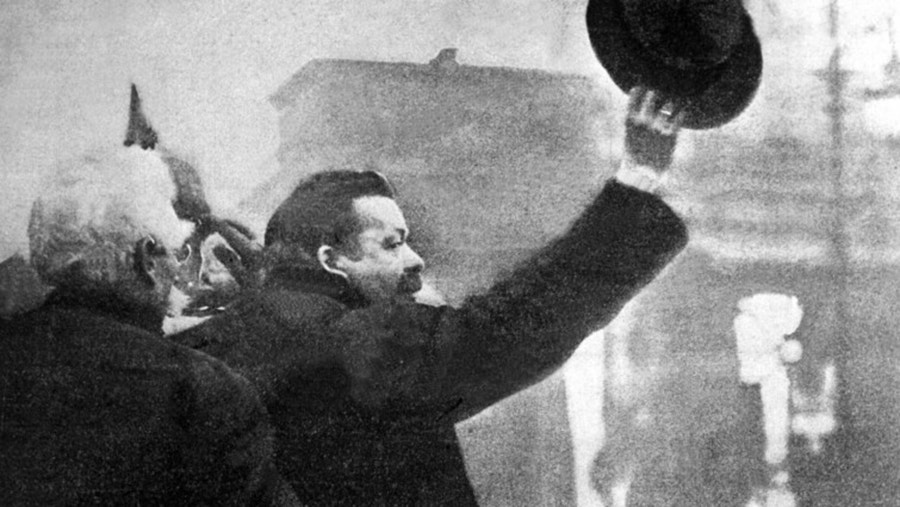  Friedrich Ebert, dirige-se ao povo de Berlim, num momento em que ainda hesita entre a monarquia e a rep&uacute;blica. 