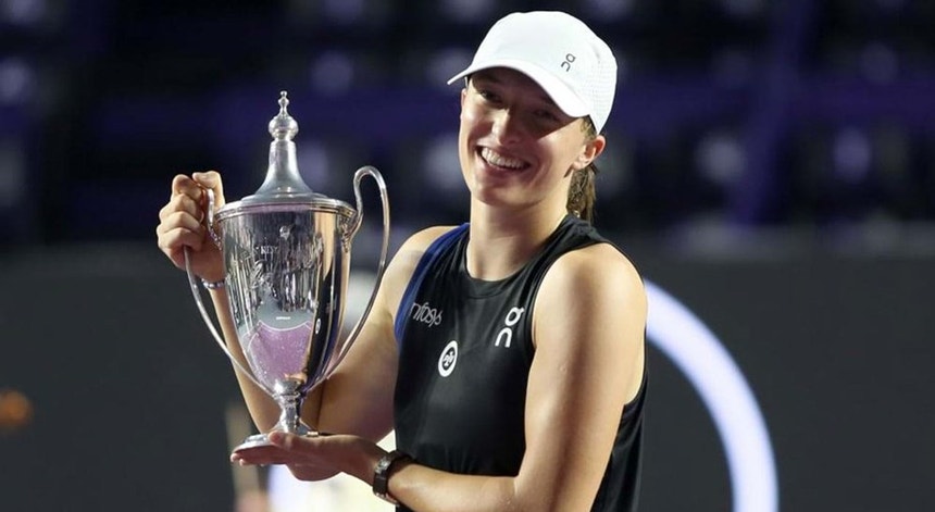 Iga Swiatek levou para casa o troféu da WTA Finals
