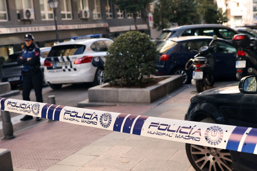Polícia na rua onde Alejo Vidal-Quadras foi atacado na capital espanhola
