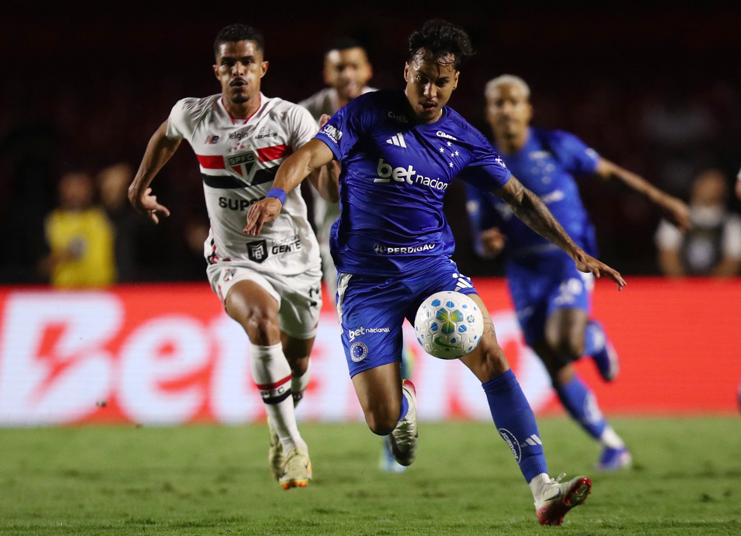 Cruzeiro, de Artur Jorge, entra com o ‘pé direito’ na Libertadores