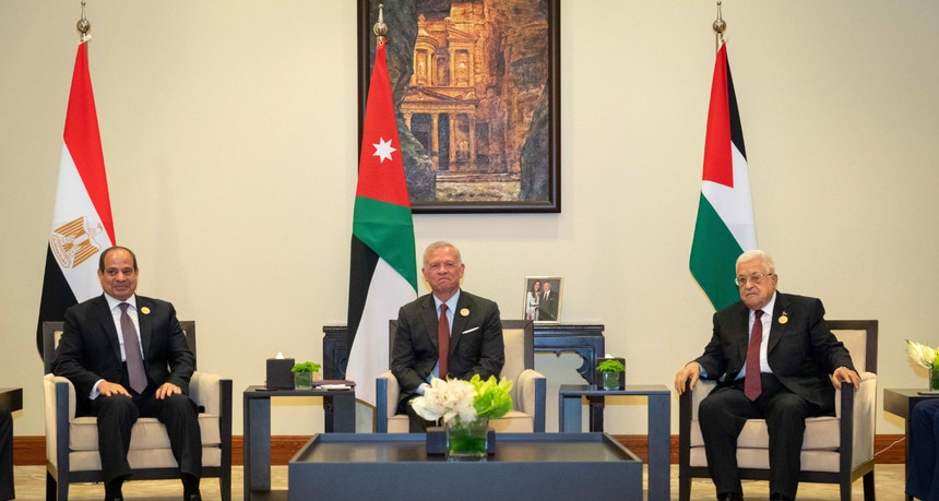 O rei Abdullah II da Jordânia reunido com o presidente egípcio Abdel Fattah al-Sisi e o presidente palestiniano Mahmoud Abbas (R) durante a Conferência sobre Gaza, na Jordânia, a 11 de junho. 
