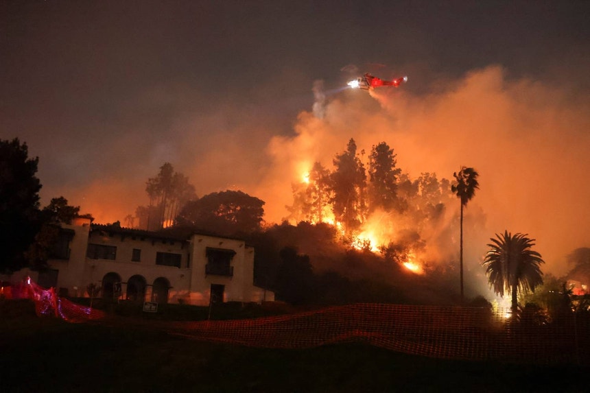 Imagem relacionada com a notícia: Deslocadas 100 mil pessoas. Incêndios em Los Angeles alastram a Hollywood