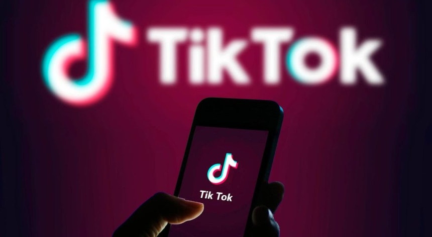 Trump não quer mais transações com a empresa chinesa detentora do TikTok
