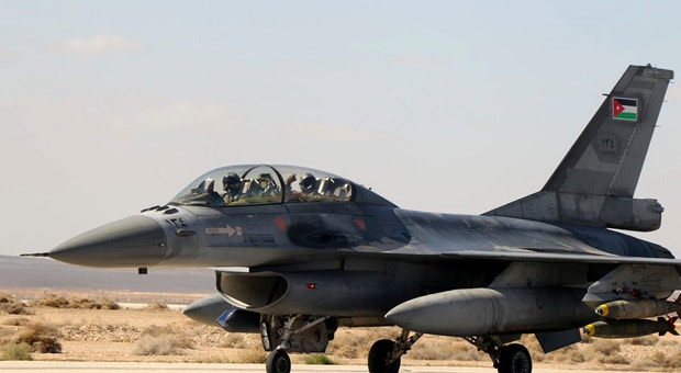 Um avião da Força Aérea Jordana descola de uma base para atacar o Estado Islâmico na Síria.
