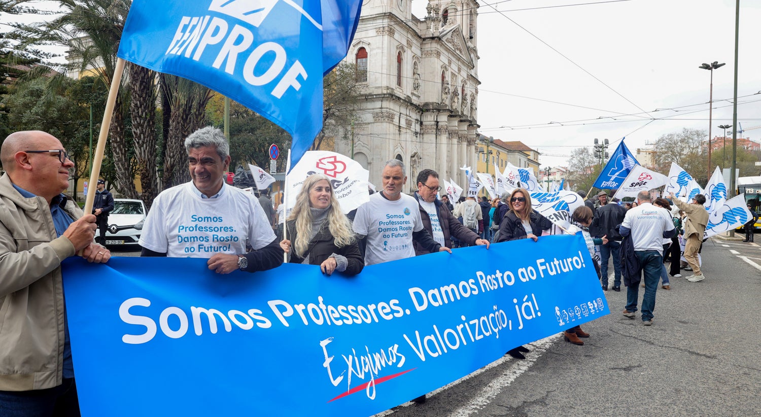 Teachers deliver protest postcards to the Prime Minister