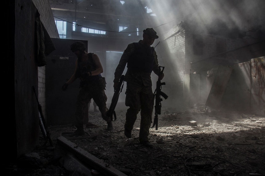 Soldados recolhem armamento na zona industrial bombardeada em Severodonetsk
