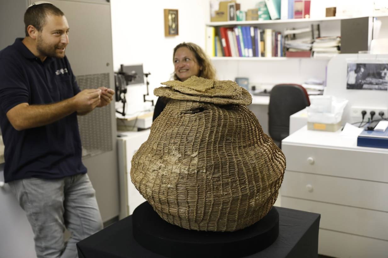  Uma cesta, que se acredita ter cerca de 10.500 anos e foi encontrada na caverna Muraba'at | Atef Safadi - EPA 