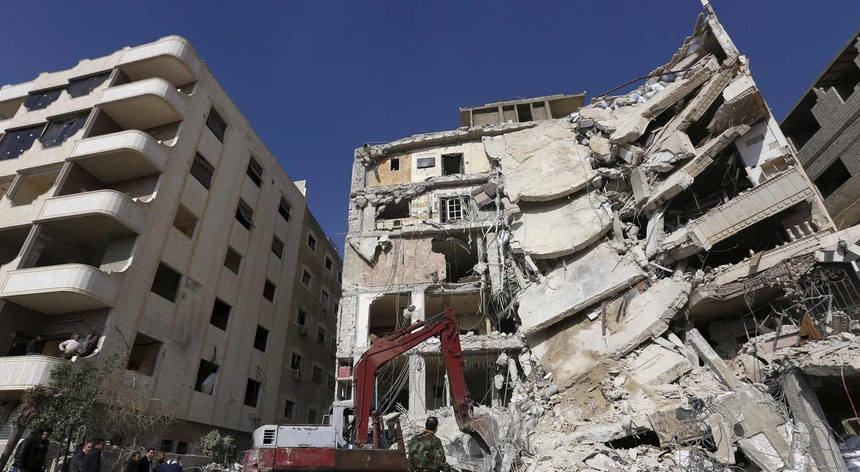 Ruínas deixadas por um anterior bombardeamento israelita na Síria
