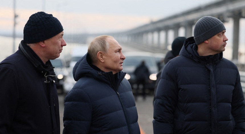 Na sua primeira visita à península desde a explosão, Putin esteve com trabalhadores e abordou as reparações da ponte.
