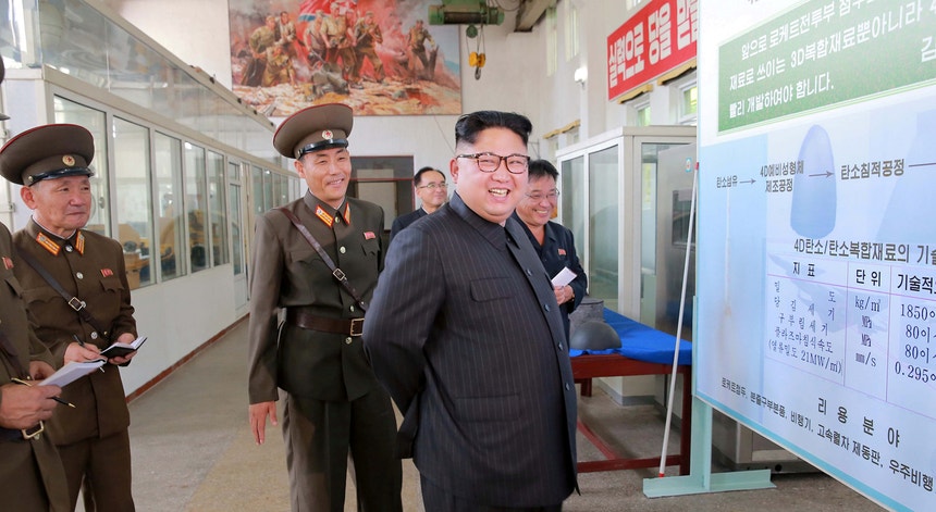 “Kim Jong-un deu instruções ao Instituto para que sejam produzidos mais motores de combustível sólido através da expansão do processo de produção”, afirmou a agência
