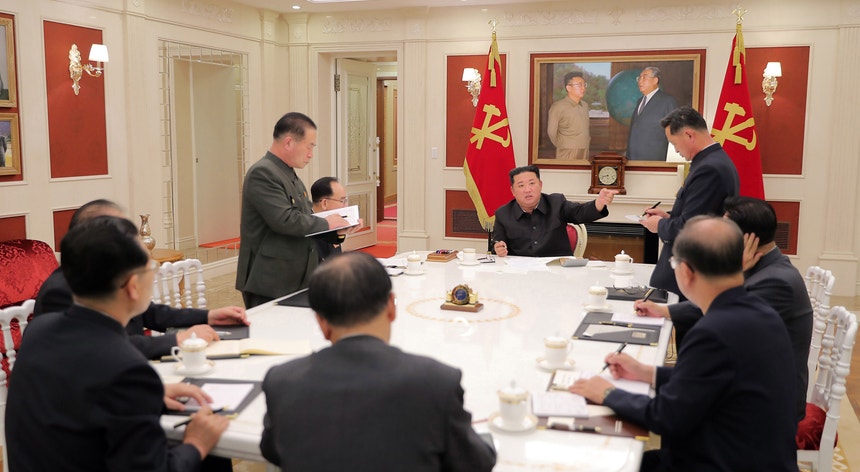 O regime de Kim Jong-un debate-se atualmente com uma escalada dos casos de covid-19 na Coreia do Norte
