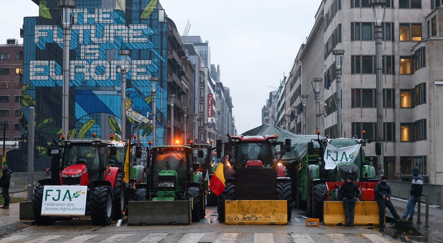 Tensão no bairro europeu. Agricultores em protesto e polícia medem forças em Bruxelas
