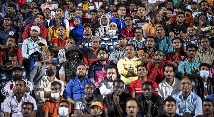 Trabalhadores migrantes assistem ao jogo entre o Catar e o Equador

