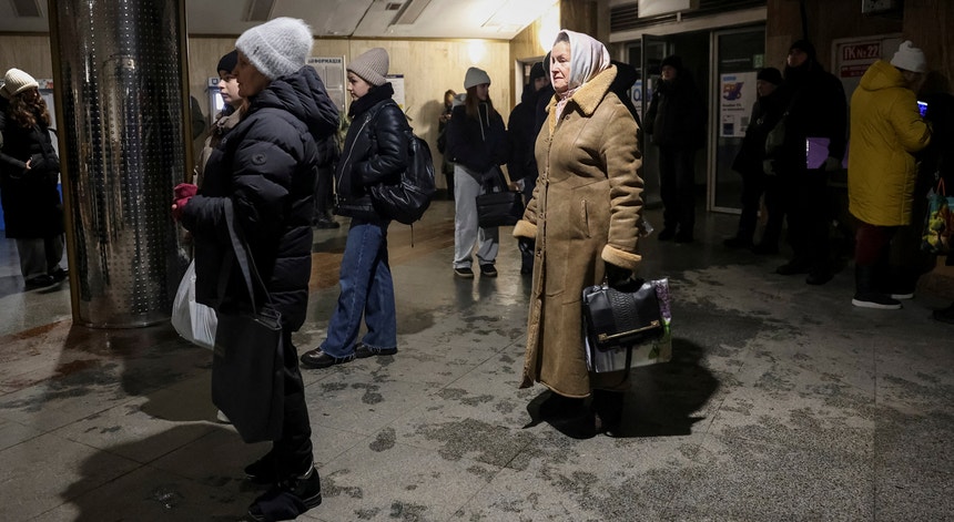 Imagem de Corte de energia elétrica interrompe circulação do metro de Kiev e provoca apagões