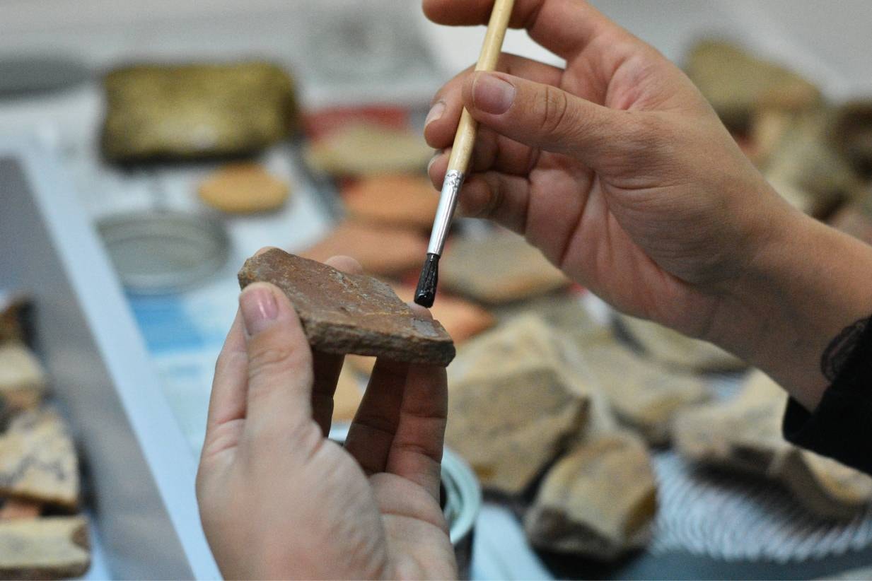  Esp&oacute;lio cer&acirc;mico a ser estudado em laborat&oacute;rio | Nuno de Santos Loureiro - barlavento  