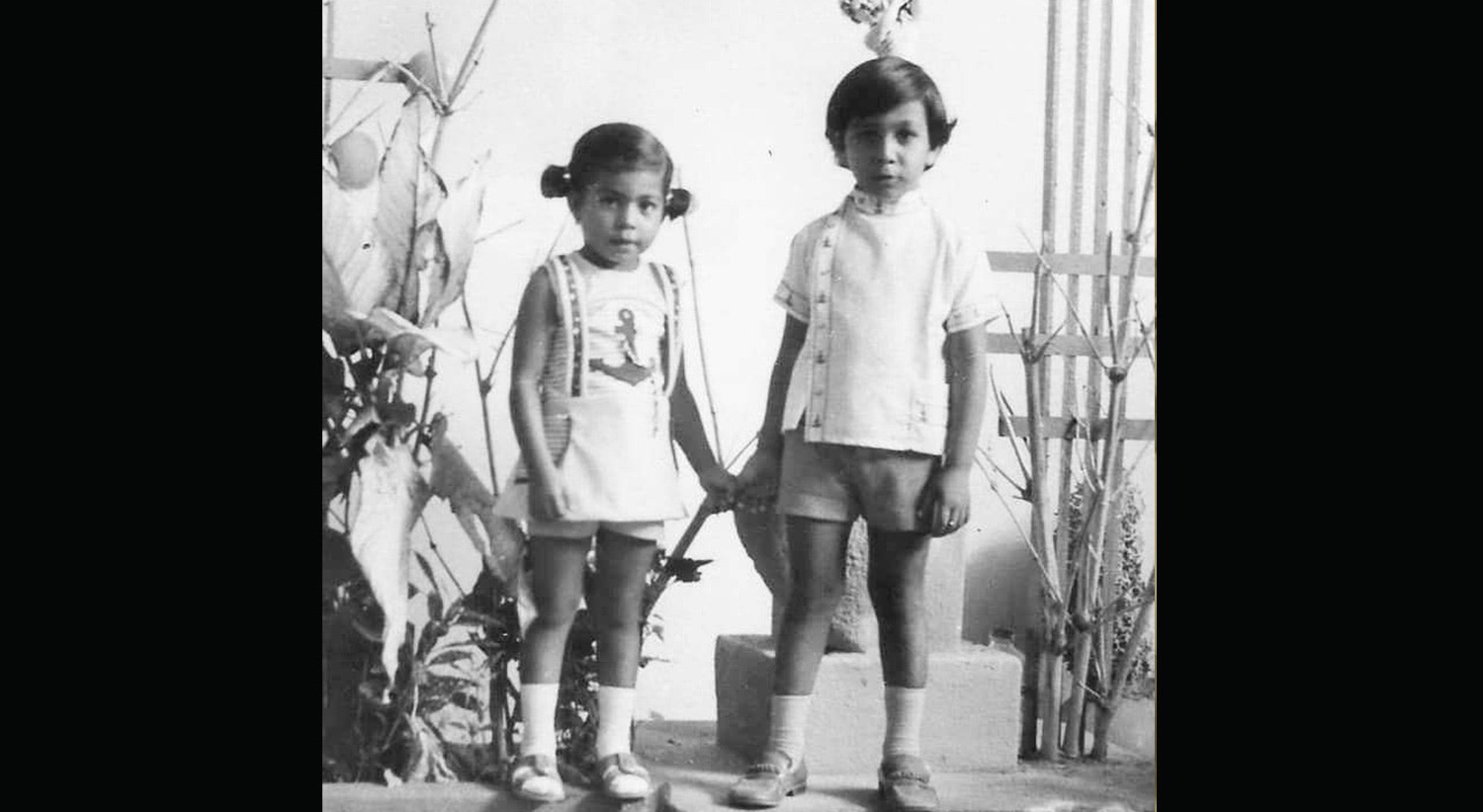  Ivete com o irm&atilde;o em Timor no in&iacute;cio dos anos 70. 