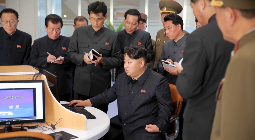 Uma fotografia de 2015 facultada pela agência KCNA mostra o líder norte-coreano Kim Jong-un a visitar o complexo Sci-Tech, em Pyongyang
